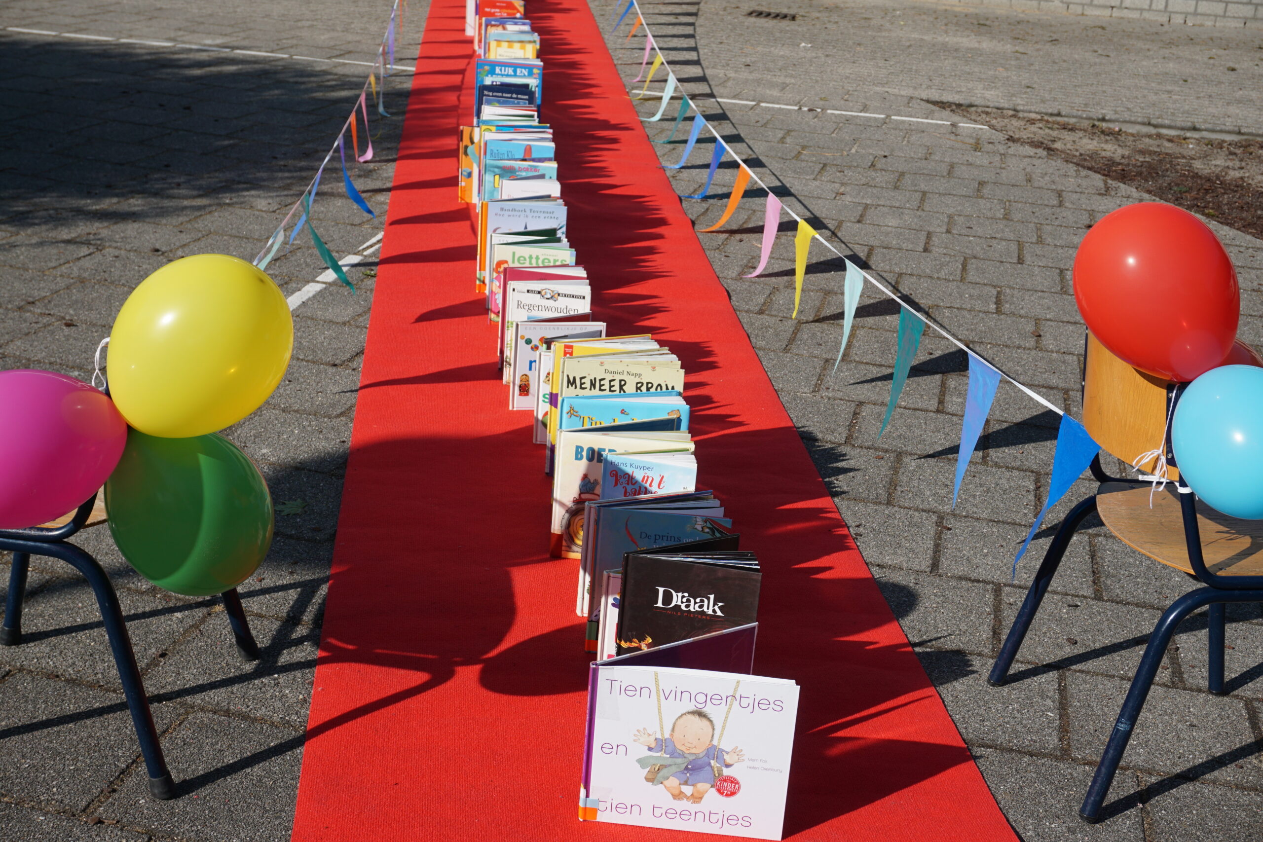 Feestelijke opening van de Bibliotheek op school in Basisschool de Kwir te Neer